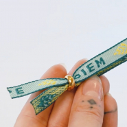 Consejo: Así es como se fija un abalorios de cierre deslizante a la cinta con texto