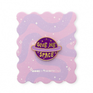 BY31&reg; Pin "Give me space" en una tarjeta P&uacute;rpura multicolor-amarillo-dorado
