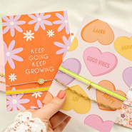 Set de inspiraciones Ideas en bisutería con cintas de colores y  tarjetas de joyería de diseño propio