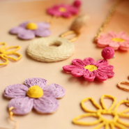 Set de inspiraciones Crea joyas únicas con colgantes y fornituras de rafia