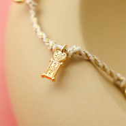 Nuevo Descubre también nuestros colgantes metálicos DQ dorados