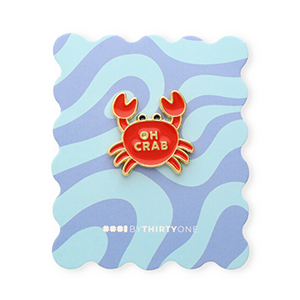 BY31&reg; Pin "Oh crab" en una tarjeta Azul multicolor-rojo-amarillo-negro-dorado