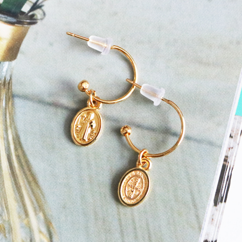 Puedes crear estas joyas tan bonitas con las nuevas fornituras met&aacute;licas DQ para pendientes, y cierres para joyas.