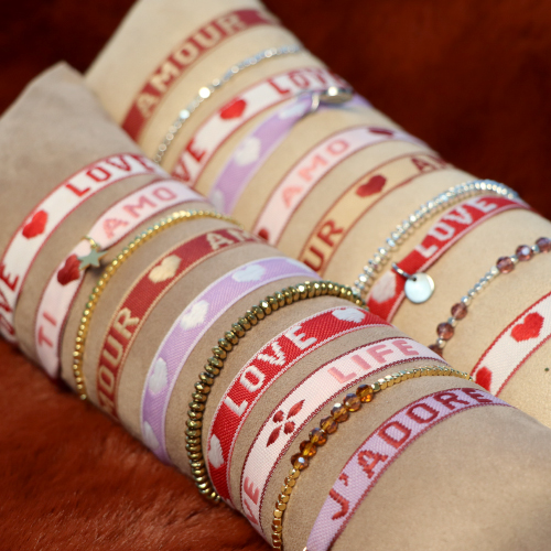 Ponte creativo con la cinta con texto y los abalorios de cierre deslizante