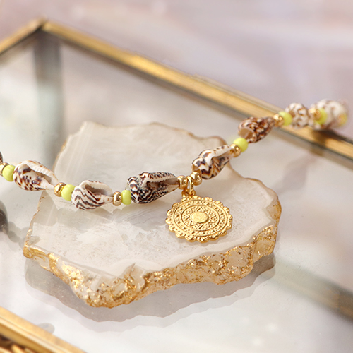 Ideas para un look playero con los colgantes y abalorios met&aacute;licos DQ