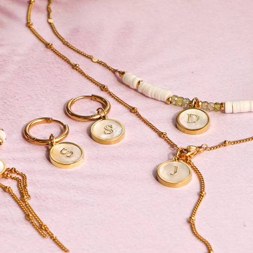 Cree joyer&iacute;a personalizada con colgantes de acero inoxidable y concha