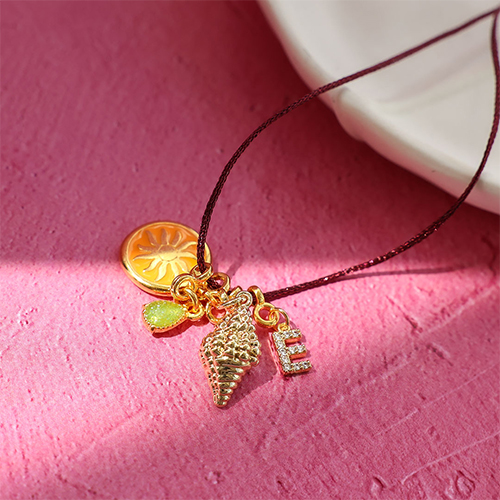 Ponte creativa con los colgantes de metal DQ con esmalte y abalorios