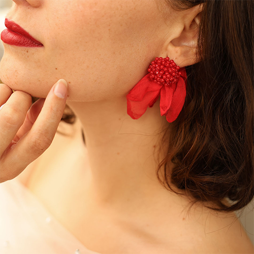 Crea un look &uacute;nico con pendientes de flores