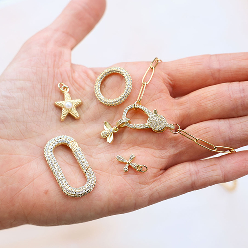 Dise&ntilde;a joyas a la &uacute;ltima con colgantes y cierres met&aacute;licos TQ de lat&oacute;n