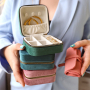 Pr&aacute;ctico y compacto estuche de viaje y cajita para joyas