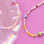 Dise&ntilde;a collares &uacute;nicos y cord&oacute;n sneaker con abalorios acr&iacute;licos de letras