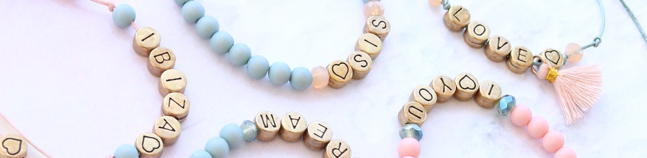 Abalorios letras y n&uacute;meros met&aacute;licos DQ bronce viejo