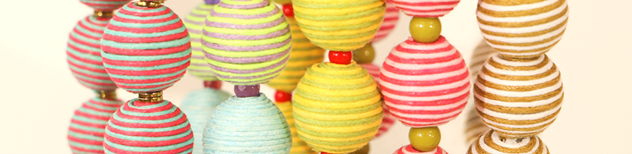 Abalorios acrílicos statement con cordón encerado Abalorios acrílicos statement con cordón encerado